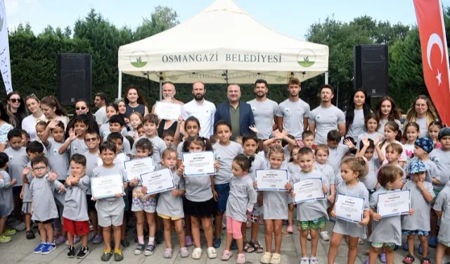 Bursa Osmangazi’de minikler yaz tatilinde yüzmeyi öğrendi