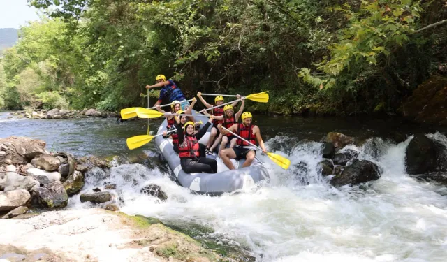 Bursa’da gençlerin rafting heyecanı