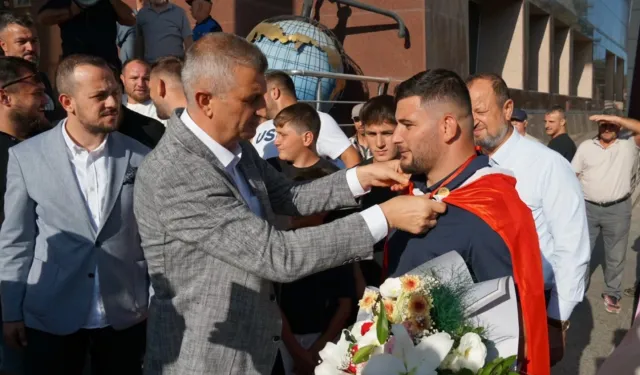 Gölcük Belediyesi başpehlivanına kutlama