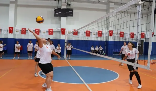 Kız çocuklarından voleybol kursuna yoğun ilgi