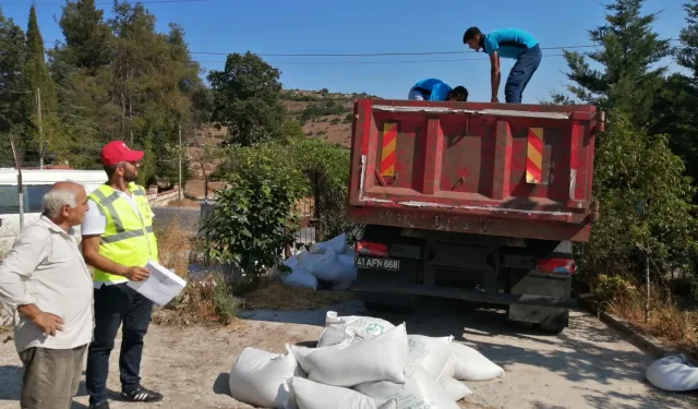 Kocaeli Büyükşehir'den üreticiye tavuk yemi ve ekipman desteği