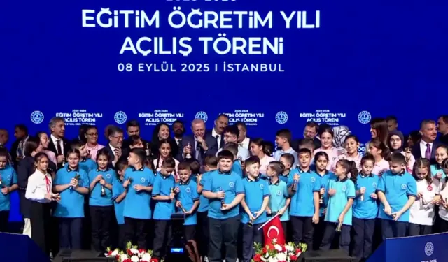 Yeni dönem açılışında 'Maarif' mesajı... Zilleri öğrencilerle birlikte çaldı