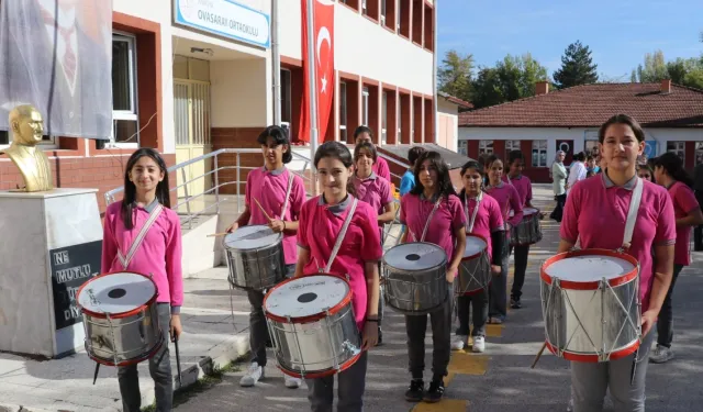 Amasya'da köy okulu bando kurdu