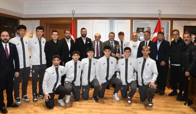 Başkan Genç'ten şampiyon öğrencilere tebrik