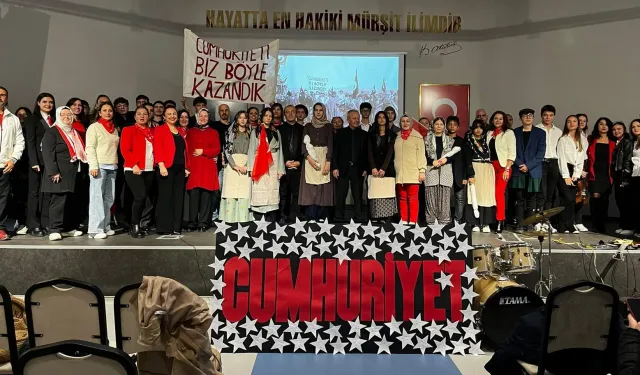 Bursa Erkek Lisesi'nde 'Cumhuriyeti Biz Böyle Kazandık' oratoryosu