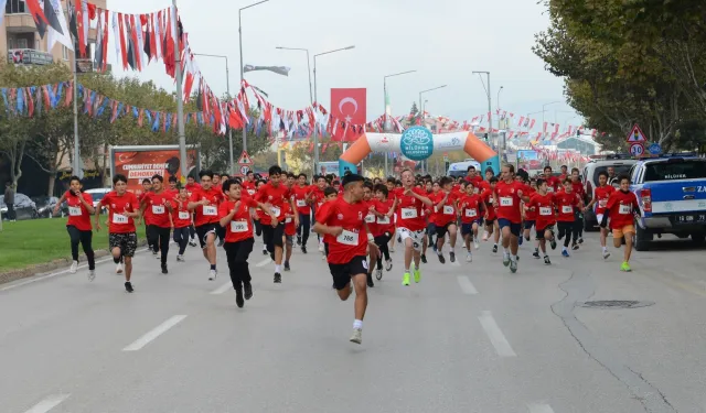 Bursa Nilüfer'de binler Cumhuriyet'e koştu