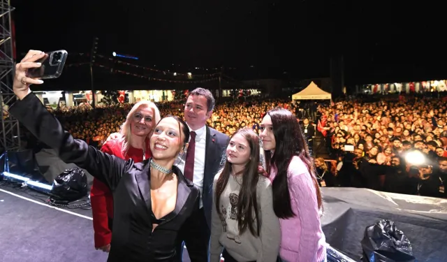 Bursa Osmangazi'de Cumhuriyet coşkusu zirvede... Zeynep Bastık şarkılarıyla ısıttı