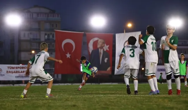 Denizli'de Gençler 'Cumhuriyet' için sahaya çıktı