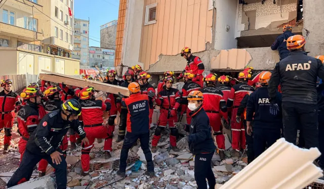 Gebze enkazında kurtarma sürüyor! 18 yaşındaki Dilara sağ kurtarıldı, 2 çocuk hayatını kaybetti
