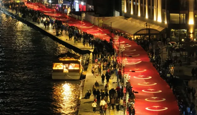 İzmir 350 metrelik Türk bayrağı ile yürüdü