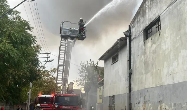 İzmir Bornova'daki depo yangınına hızlı müdahale 
