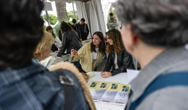 İzmir'de 'askıda kitap' için ilk bağış Başkan Tugay'dan