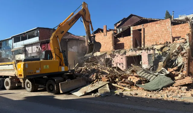 İzmit Belediyesinden kaçak yapı yıkımı