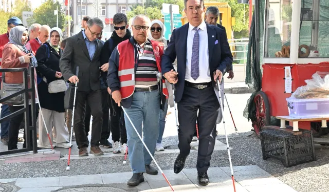 Manisa'da beyaz bastonla farkındalık yürüyüşü