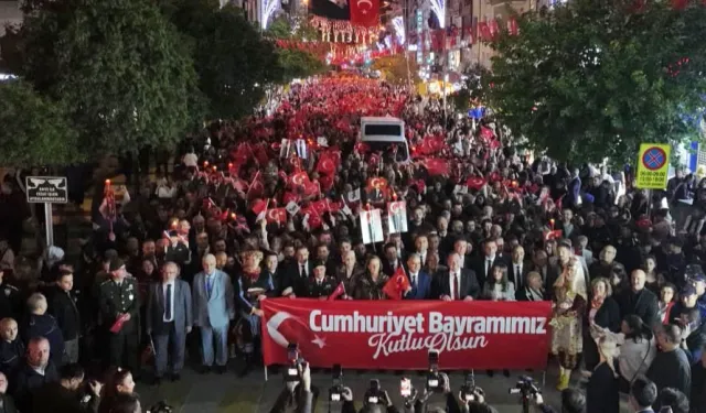 Manisa'da Cumhuriyet coşkusu meydanlara taştı