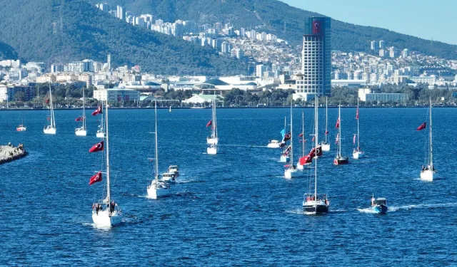 Yelkenler İzmir'de Cumhuriyet coşkusuyla doldu