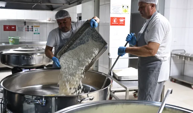 Antalya Büyükşehir'den aşevleriyle sosyal destek