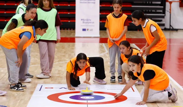 Antalya'da kız çocukları 'Floor Curling' ile tanışıyor