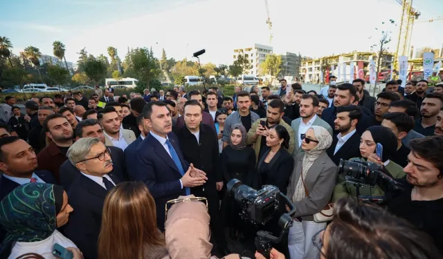 Bakan Kurum gençlerle afet bölgesindeki 'Asrın İnşası' seferberliğini gezdi