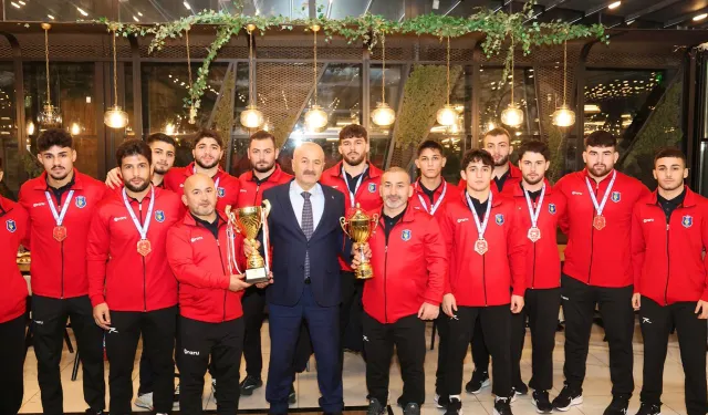 Başkan Büyükgöz şampiyon güreşçileri ağırladı