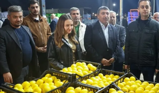 Başkan Vekili Büşra Özdemir'den hal esnafına ziyaret