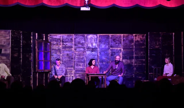 Bursa Osmangazi'de 'Duvarların Ötesi'ni sanatseverlerle buluşturdu