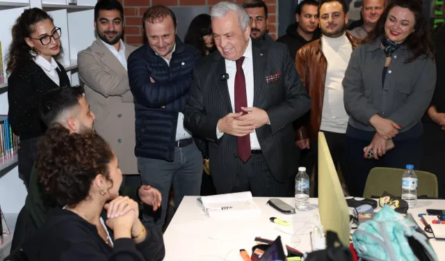 Bursa'da Başkan Şadi Özdemir'den üniversitelilere vize morali