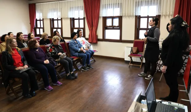 Bursa'da kadınlar şiddet türlerini Osmangazi'de öğrendi