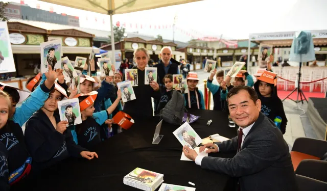 Bursa'da Osmangazi Kitap Fuarı zengin içeriğiyle sürüyor