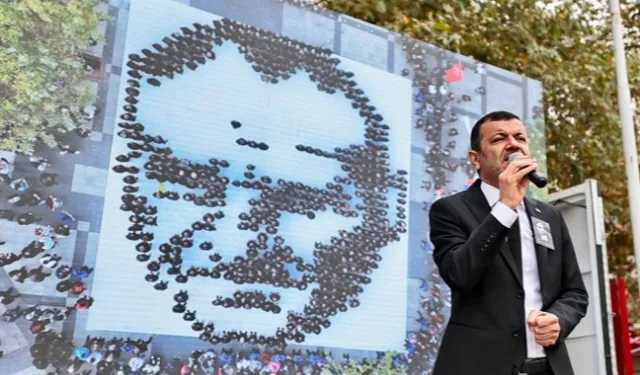 Denizli'de belediye personelleri Atatürk silüeti oluşturdu
