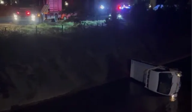 Düzce'de kamyonet su kanalına devrildi!