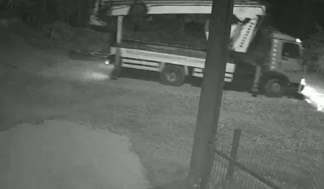 Düzce'de mobil vinç telefon direğini kırıp olay yerinden uzaklaştı