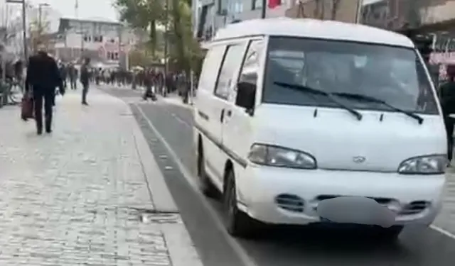 Düzce'de trafiğine kapalı caddeye ticari minibüs girdi!