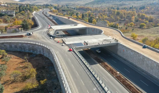 Gaziantep'te köprülü kavşak yatırımları devam ediyor