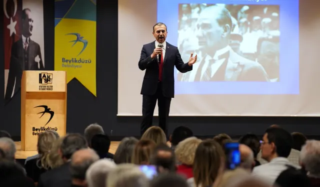 İstanbul Beylikdüzü'nde 'Atatürk ve Cumhuriyet' söyleşisi