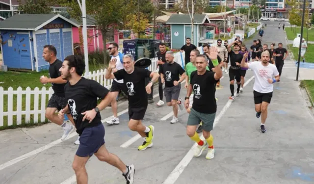 İstanbul Beylikdüzü'nde yüzlerce kişi Ata'ya saygıya koştu