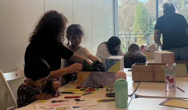 İstanbul Maltepe'de çocuklar anneleriyle sanatsal gelişimde