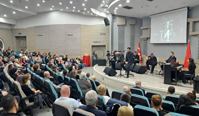 İzmir Bornova'da 10 Kasım'da duygu dolu gece