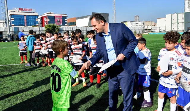İzmir Bornova'da minikler Atatürk'ü turnuva ile andı