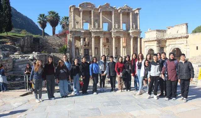 İzmir Büyükşehir'den Efes'te tarih ve müzik molası