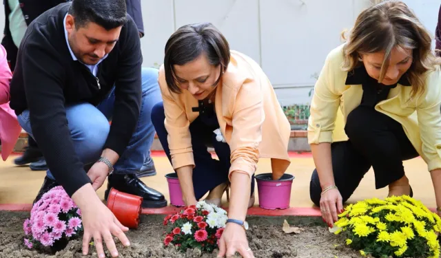İzmir Karabağlar 'da parklar yenileniyor, mahalleler güzelleşiyor