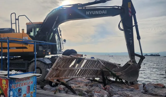 İzmir Karşıyaka'daki kaçak iskeleler yıkılıyor