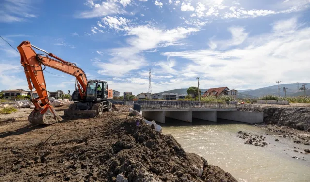 İzmir Yarımada'daki derelerden 100 bin ton malzeme çıkarıldı