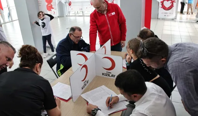 İzmir'de 10 okulda eş zamanlı kan bağışı