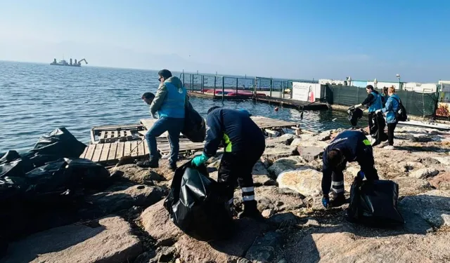 İzmir'de doğaseverler Karşıyaka'da kıyı temizliği yaptı