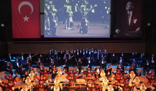 İzmir'de Maarif Halk Dansları ve orkestrasından özel program