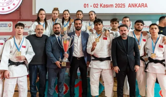 İzmir'in judocuları yenilgisiz şampiyonluğa ulaştı