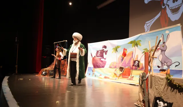 Kocaeli Çayırova'da çocuklar tiyatroyla ara tatilin keyfini çıkardı