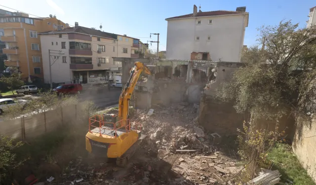 Kocaeli Çayırova'da metruk binalar yıkılıyor