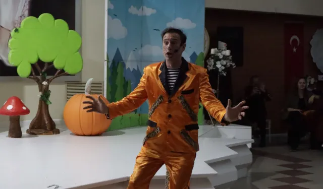 Kocaeli İzmit'te Çocuk Hakları Gününe özel tiyatro gösterisi